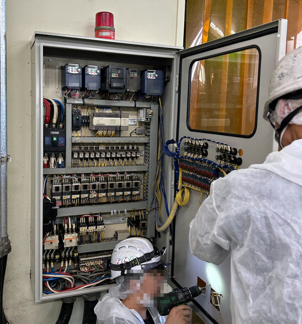 新しいボックスに配電盤取り付け