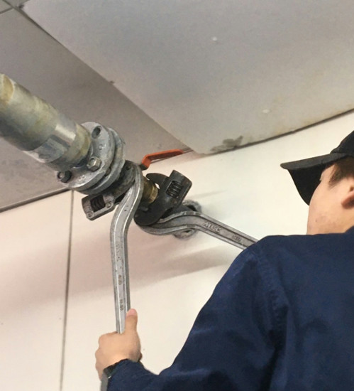 バルブ取替作業中