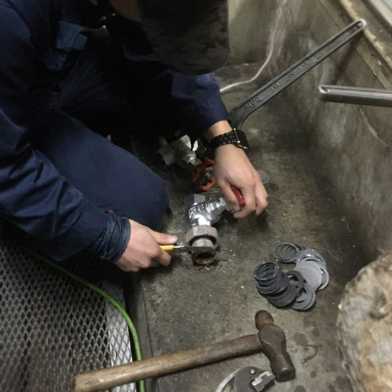 バルブ取替作業中