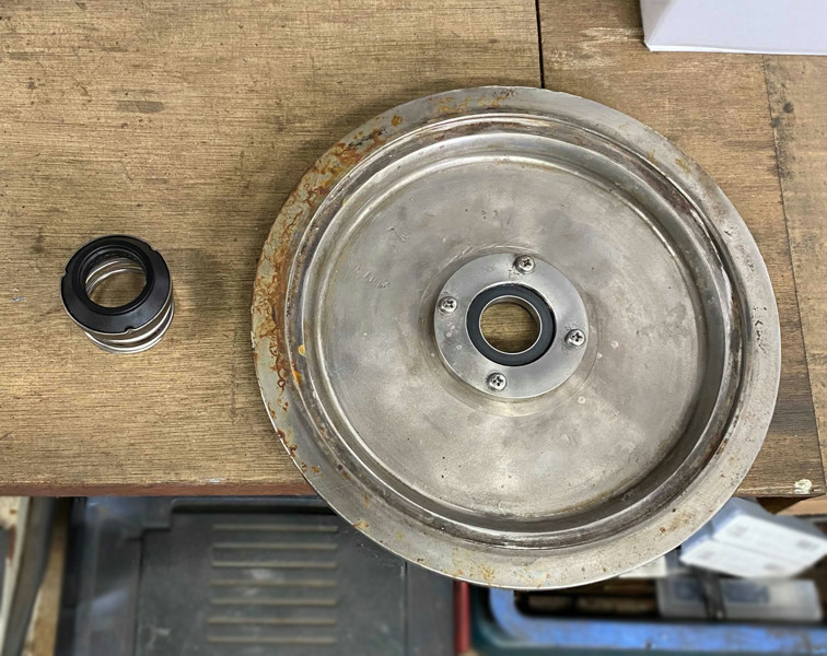 サニタリーポンプ 分解中