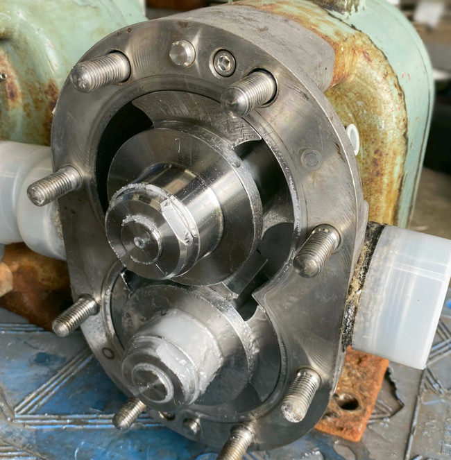 ロータリーポンプ 分解中