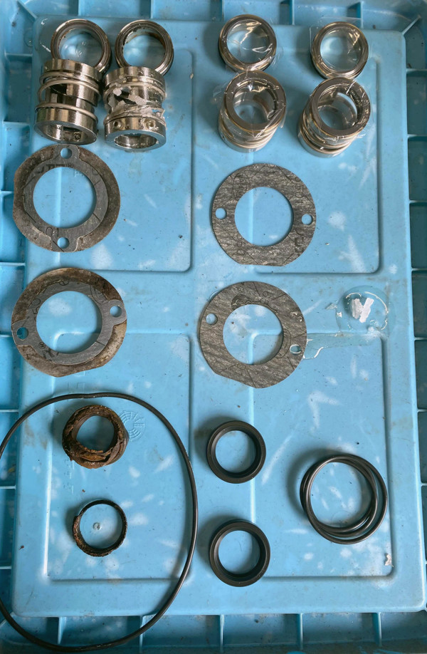 ロータリーポンプ 新旧部品