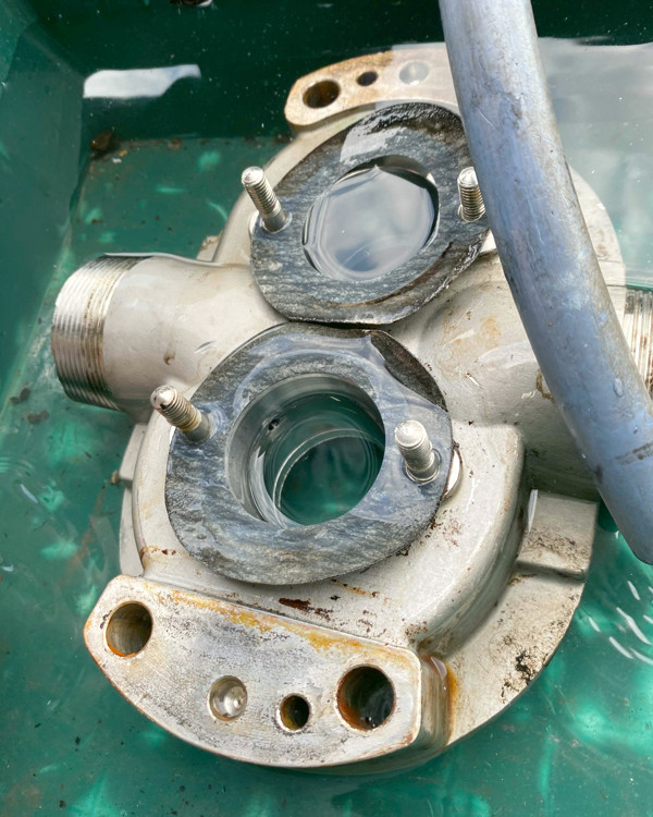 ロータリーポンプ 清掃中