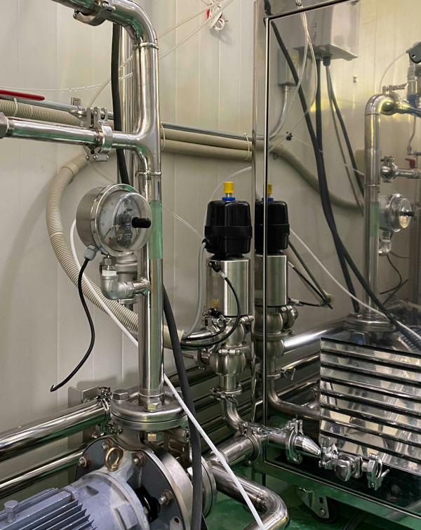 バルブ取付、配管、エアーホース、電気接続