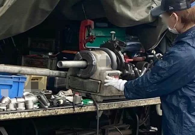 配管作業中