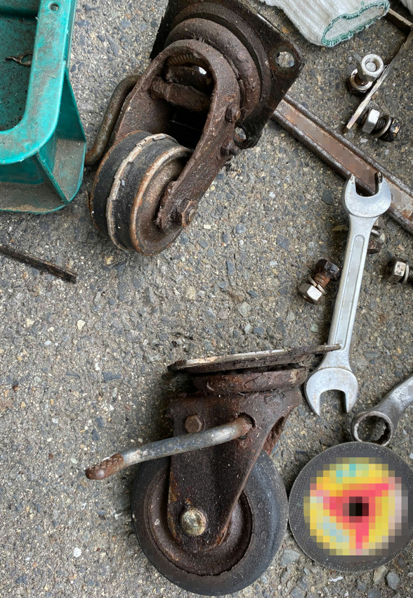 取り外したキャスター