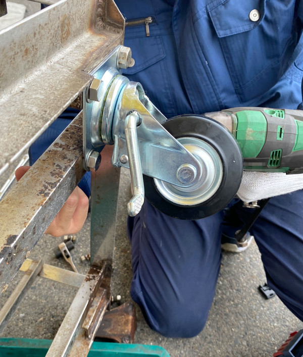 キャスター取付作業