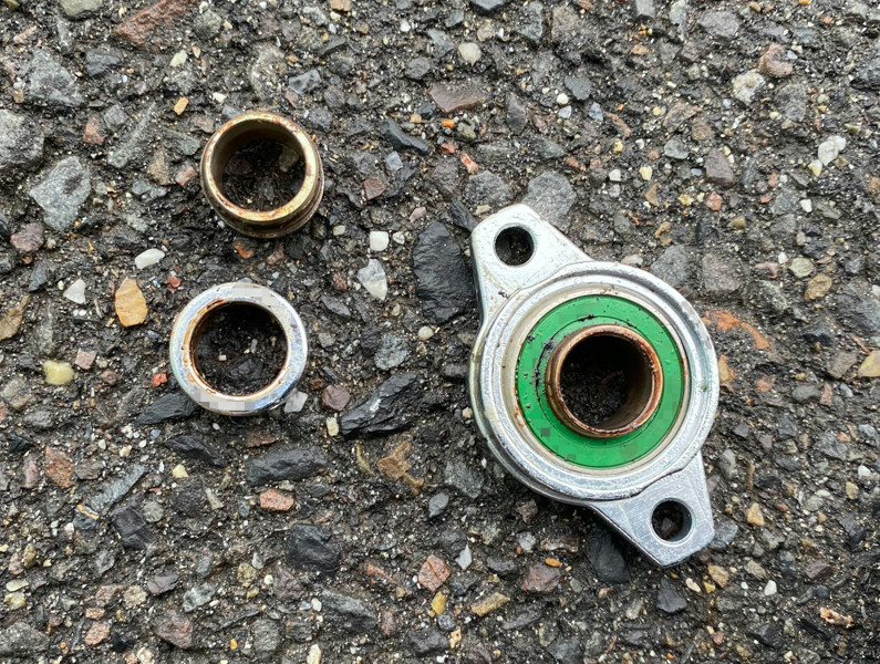 取り外したピローブロック