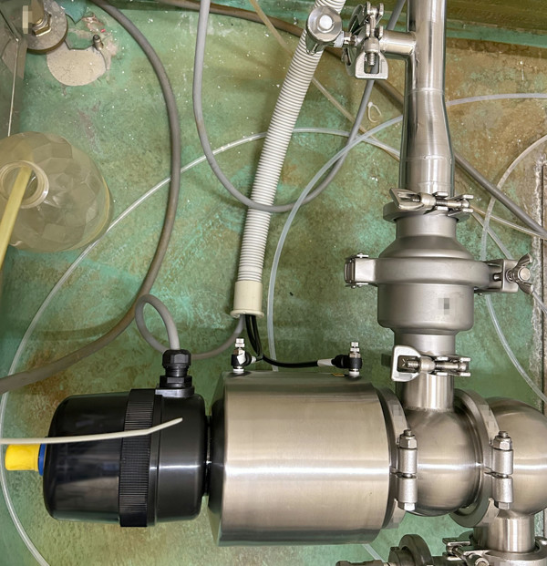 電気・エアー配管接続