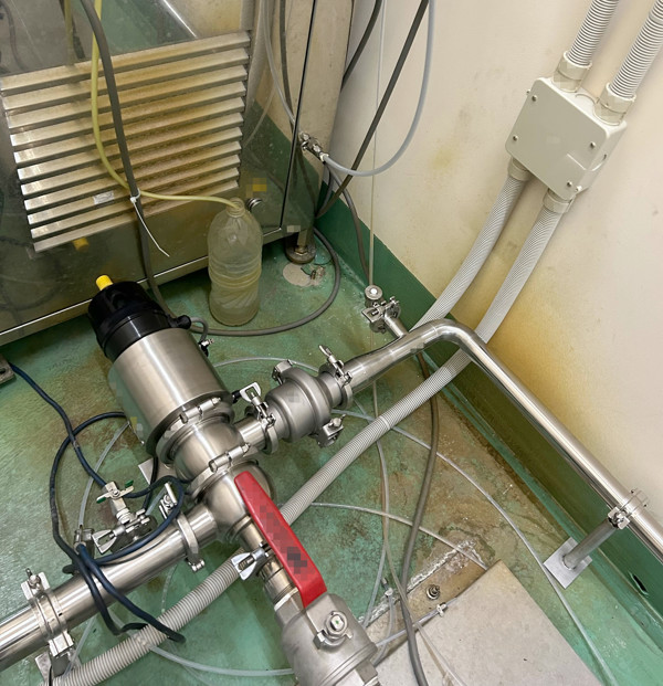 電気・エアー配管接続