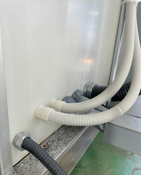 電気・エアー配管接続